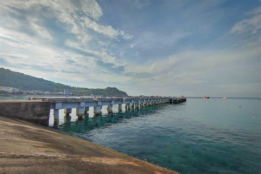 All boats dock at the island’s central pier—your main entry and exit point.
