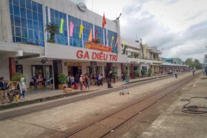 Busy day at Diêu Trì Train Station – crowds of passengers with luggage waiting outside the main station building, highlighting its role as Quy Nhon’s main rail gateway.