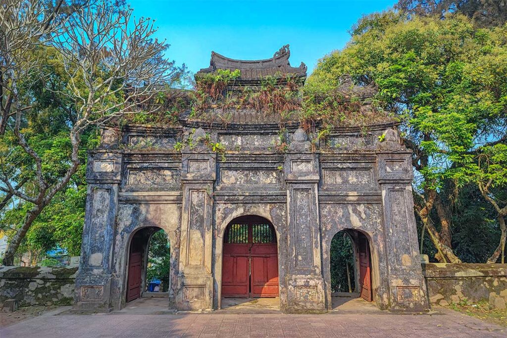 Tam Quan Gate (Triple Entrance Gate) of Bao Quoc Temple in Hue