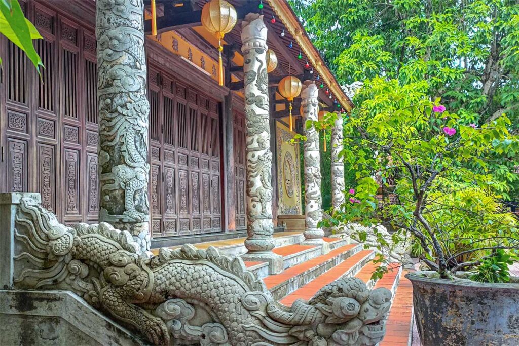 The entrance of the main hall of Bao Quoc Temple