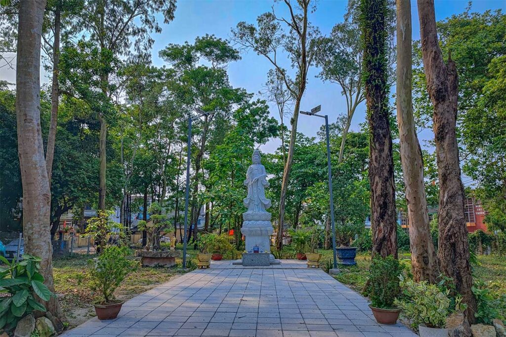 A large statue of Am Bodhisattva in the garden of Bao Quoc Pagoda in Hue