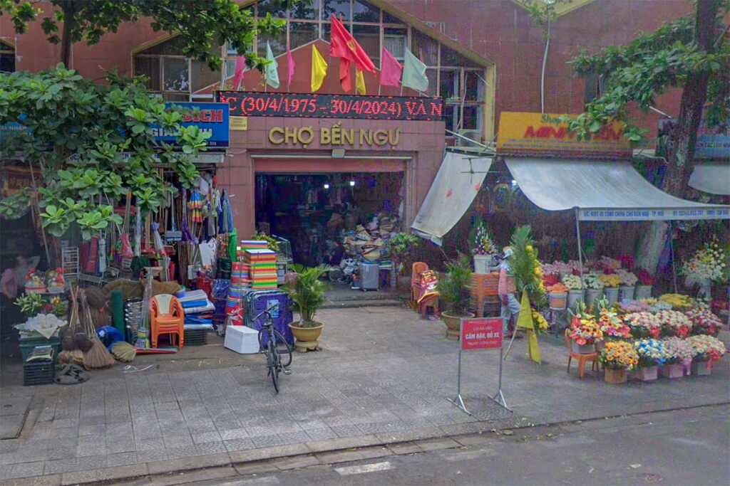 Exterior of Ben Ngu Market in Hue