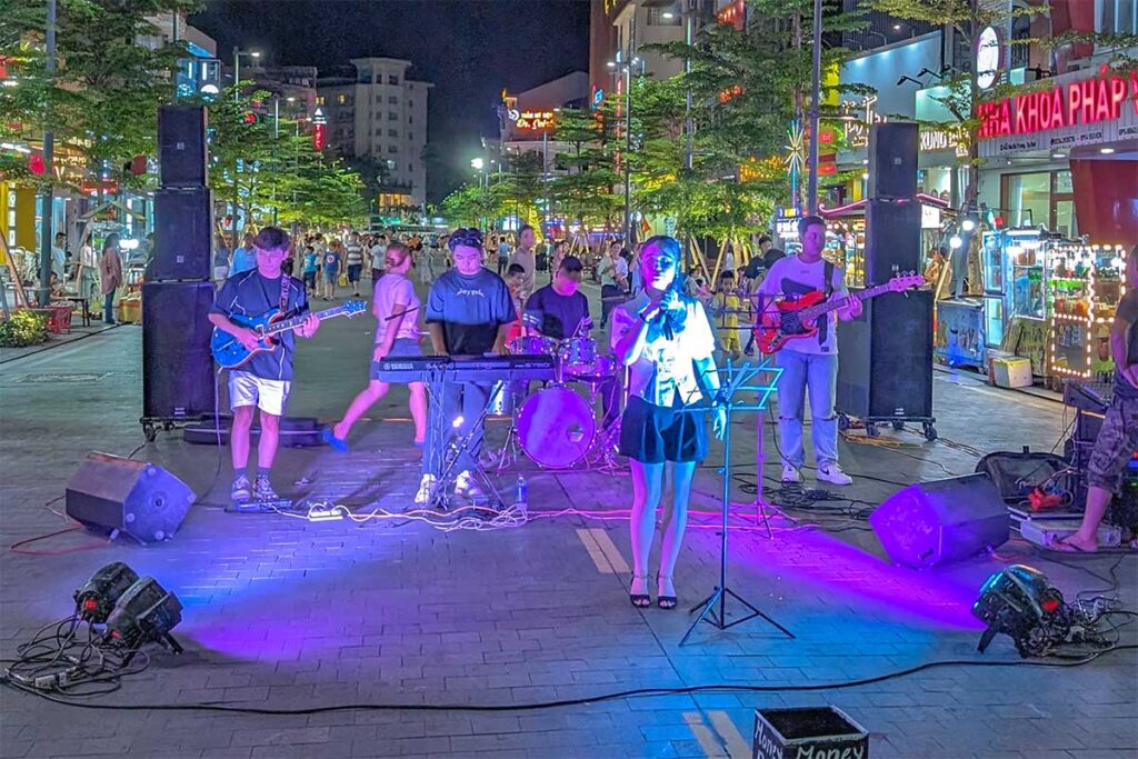 A street performance at Hai Ba Trung Walking Street in Hue 