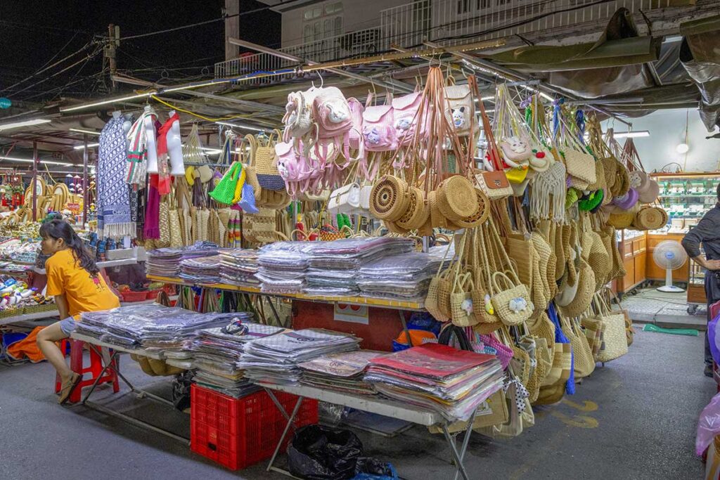 Market stall in Hoi An Market selling handmade bags – Evening scene at Hoi An Market with displays of straw handbags, woven crafts, and souvenirs.