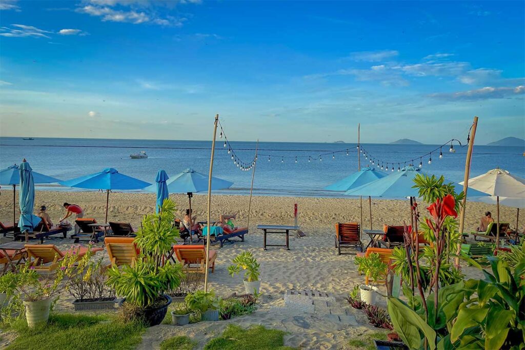 Hoi An Hidden Beach with sunbeds and umbrellas – Peaceful morning scene at Hidden Beach near Hoi An, with sun loungers and umbrellas overlooking calm waters.
