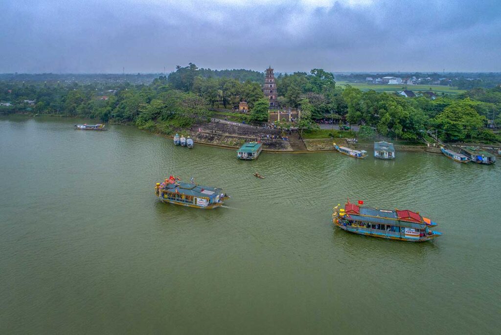 Dragon boats arriving at the Hon Chen Temple for the Hon Chen Festival