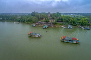 Dragon boats arriving at the Hon Chen Temple for the Hon Chen Festival