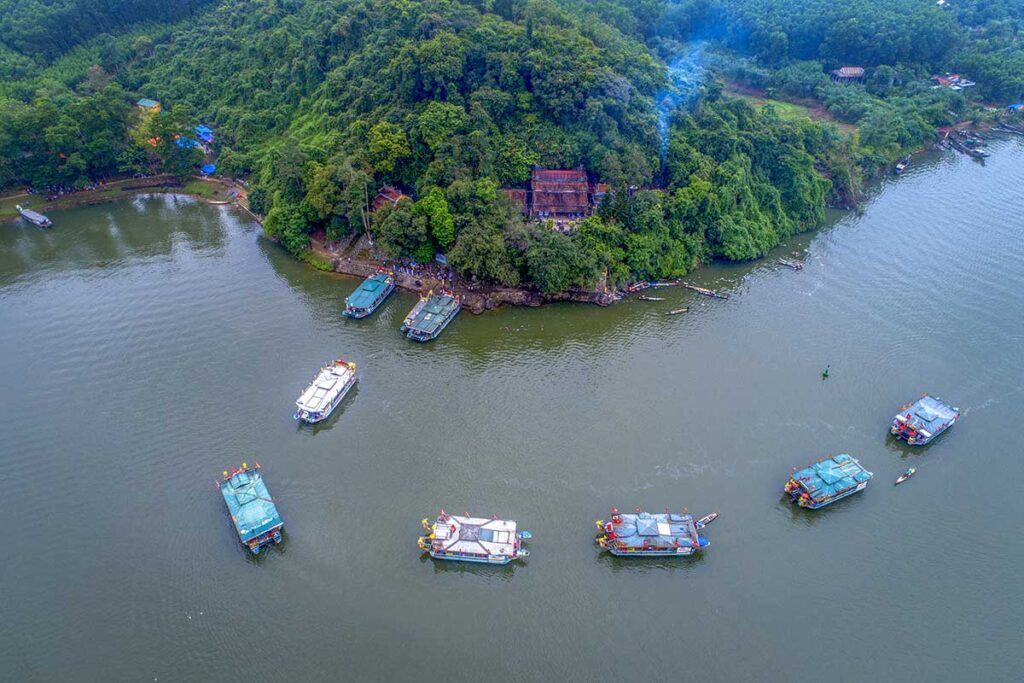 Dragon boats arriving from the Perfume River at Hon Chen Temple for the Hon Chen Temple Festival