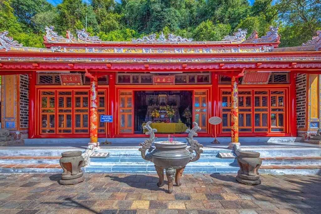 Minh Kinh Dai – The main sanctuary hall of Hon Chen Temple