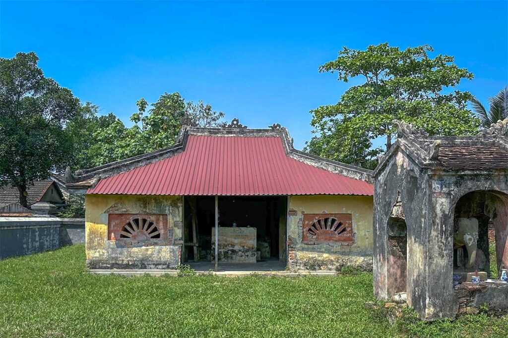 A small temple hall and shrine with elephant in there at Long Chau Temple
