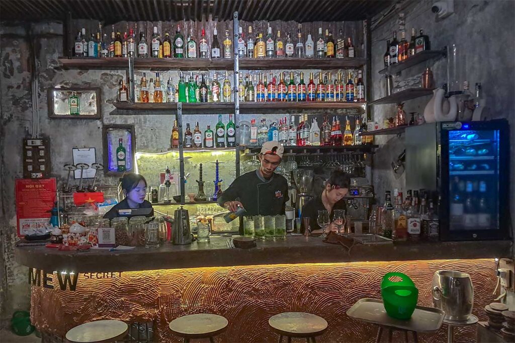 Méw Secret bar in Hue