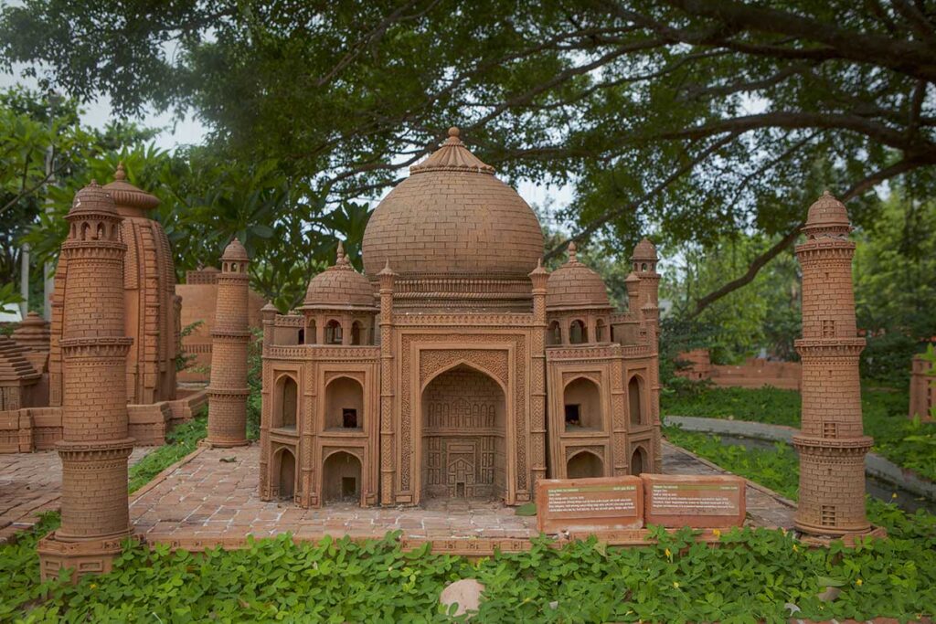 Miniature Taj Mahal at Thanh Ha Terracotta Park – Detailed terracotta replica of the Taj Mahal displayed in the open-air museum near Hoi An.