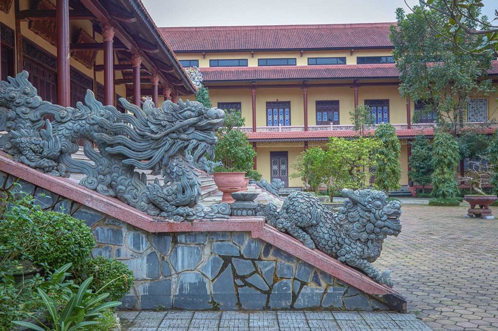 Tu Dam Pagoda stairs