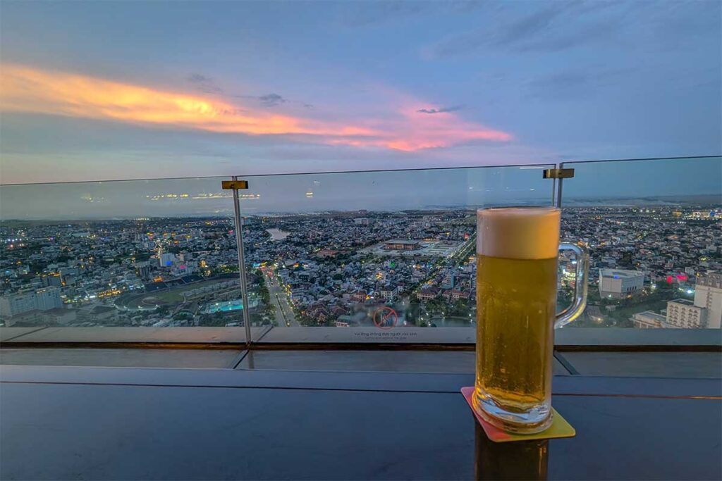 A beer with a view over the city of Hye at the skybar called Zenith Bar