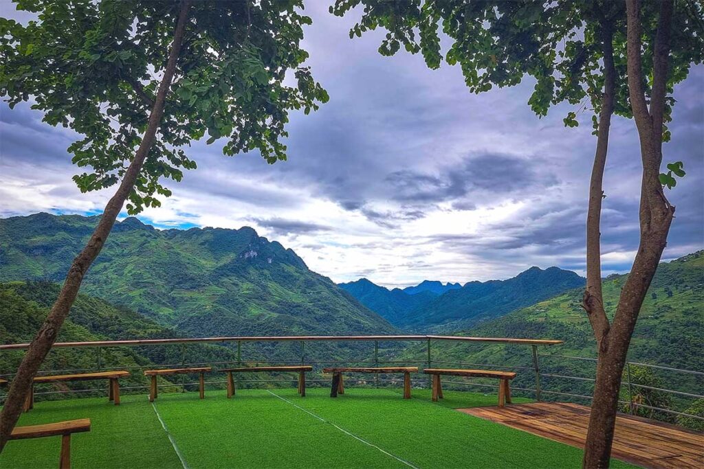 Bac Sum Pass viewpoint at a cafe on the pass