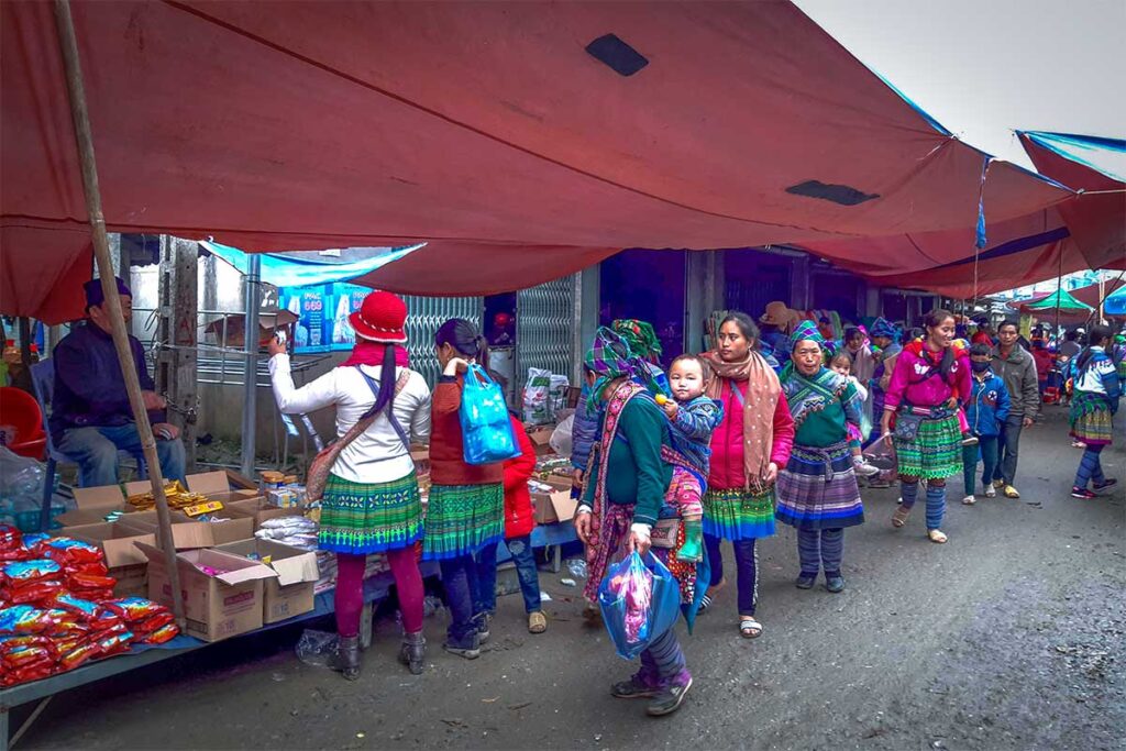 Packed food like instant noodles being sold at the Cao Son Market