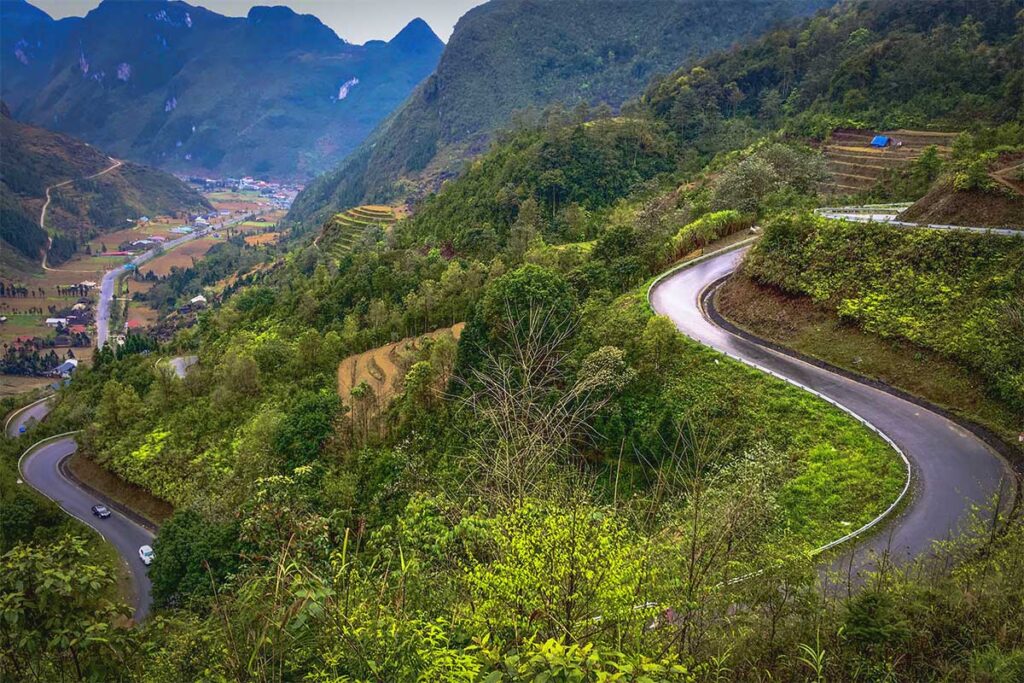 Roads leading up to Chin Khoanh Ramp
