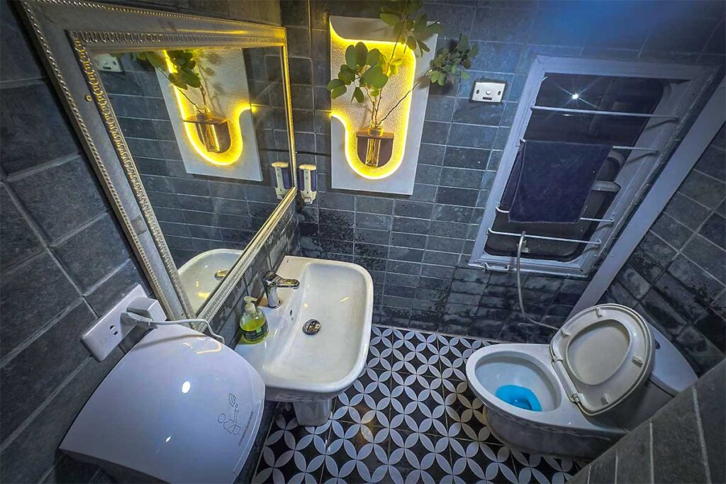 Toilet of tourist train from Family Express (Hanoi -> Sapa route)