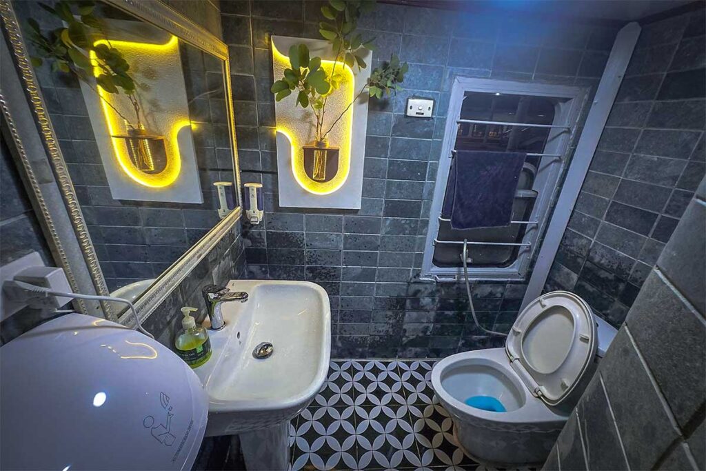 Toilet of tourist train from Family Express (Hanoi -> Sapa route)