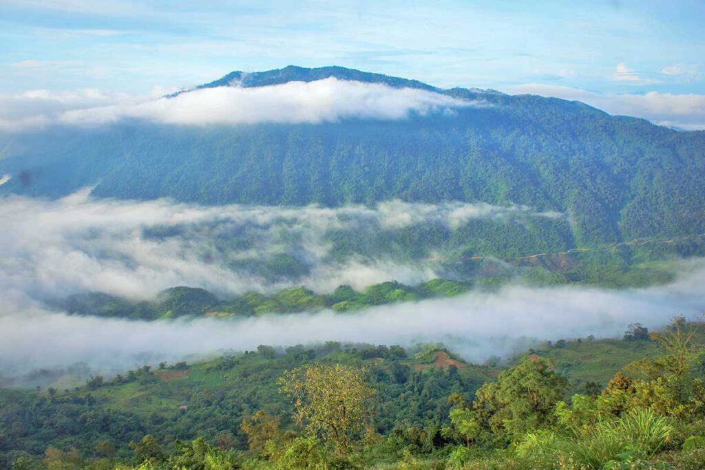 Clouds hanging between the mountains at Hang Kia