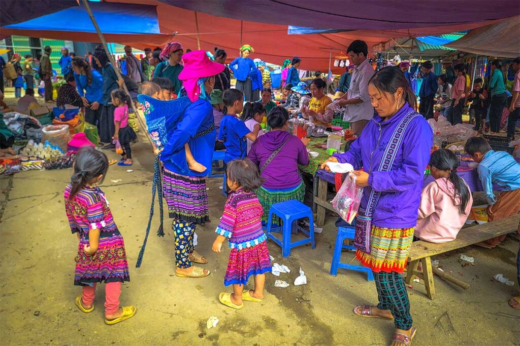 Colorful ethnic people at the Lung Khau Nhin Market