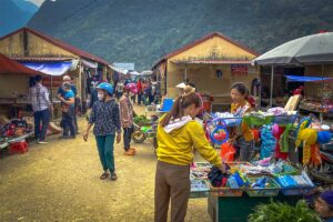 Locals shopping at Pho Doan Market in Pu Luong