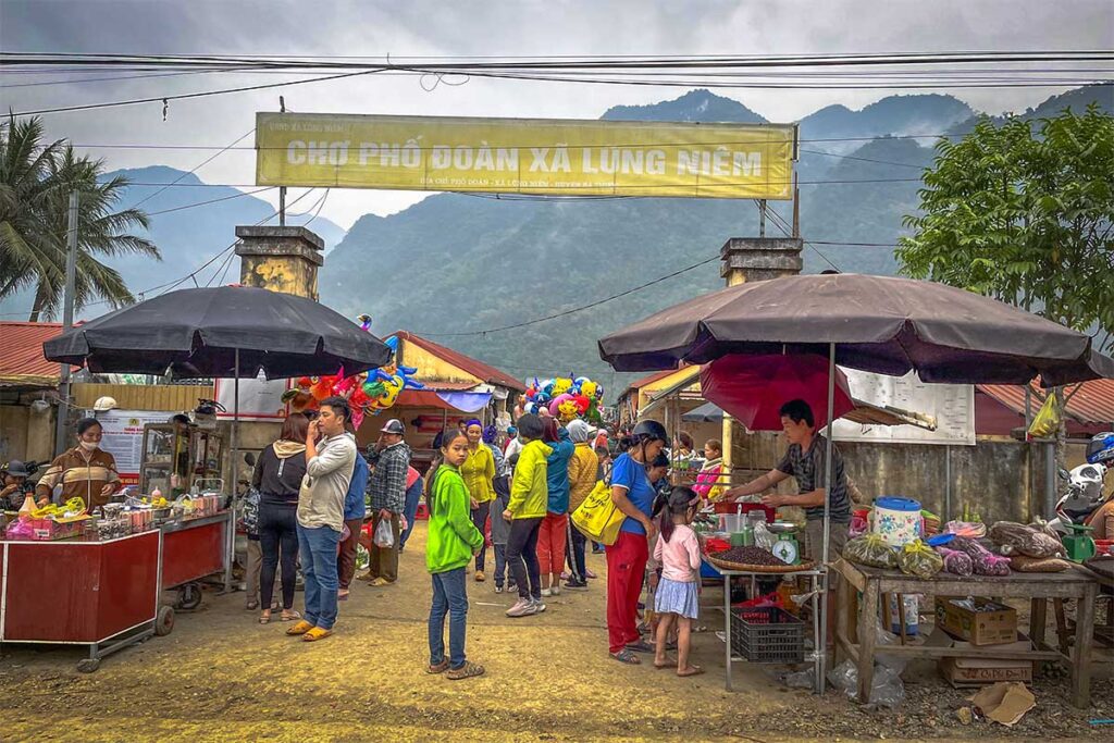 Entrance with stalls and locals of Pho Doan Market