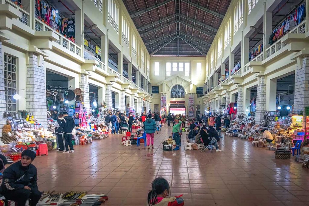 Inside Sapa market hall where you can see two levels inside