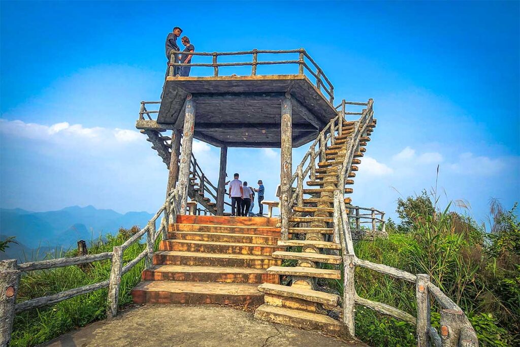 Small tower on top of the hill of Twin Mountains Viewpoint