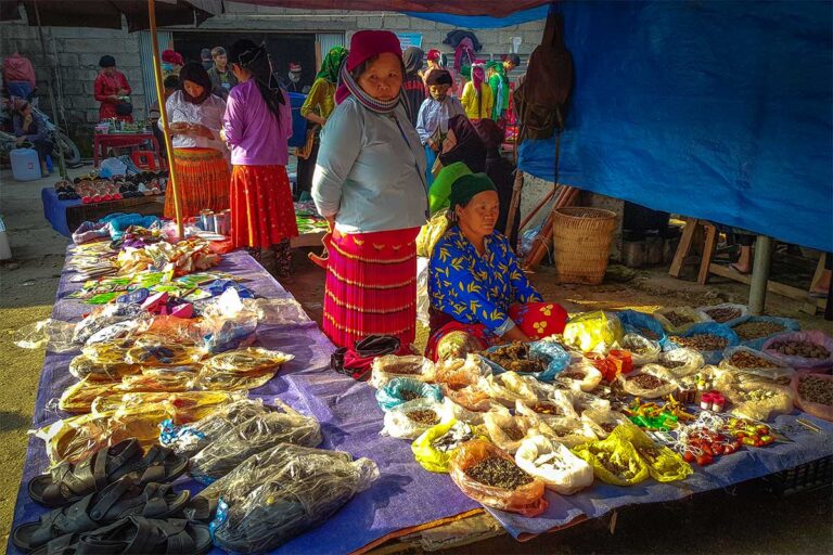 ethnic minorities selling goods at the Yen Minh Market
