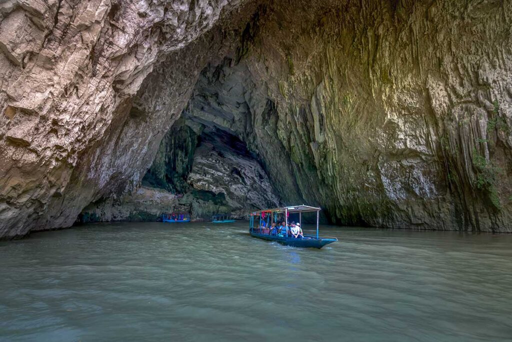A boat ride through Puong Cave in Ba Be Lake