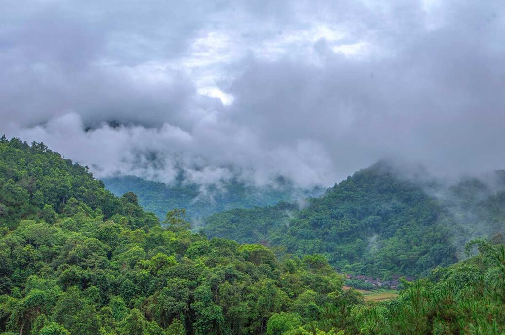 Jungles and mountain roofs of Ba Be National Park