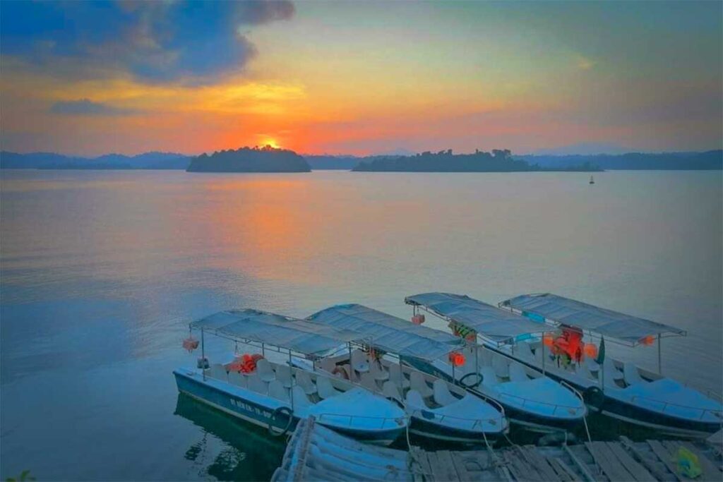Boat docking area near the main entrance of Ben En national Park