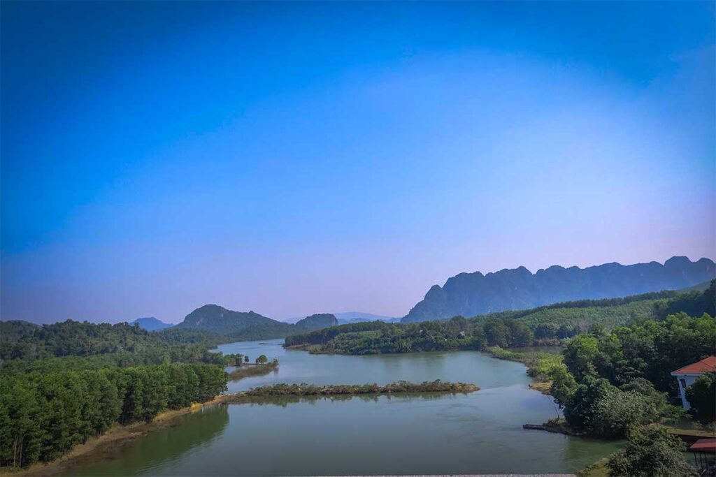 Huge lake area with trees within Ben En National Park