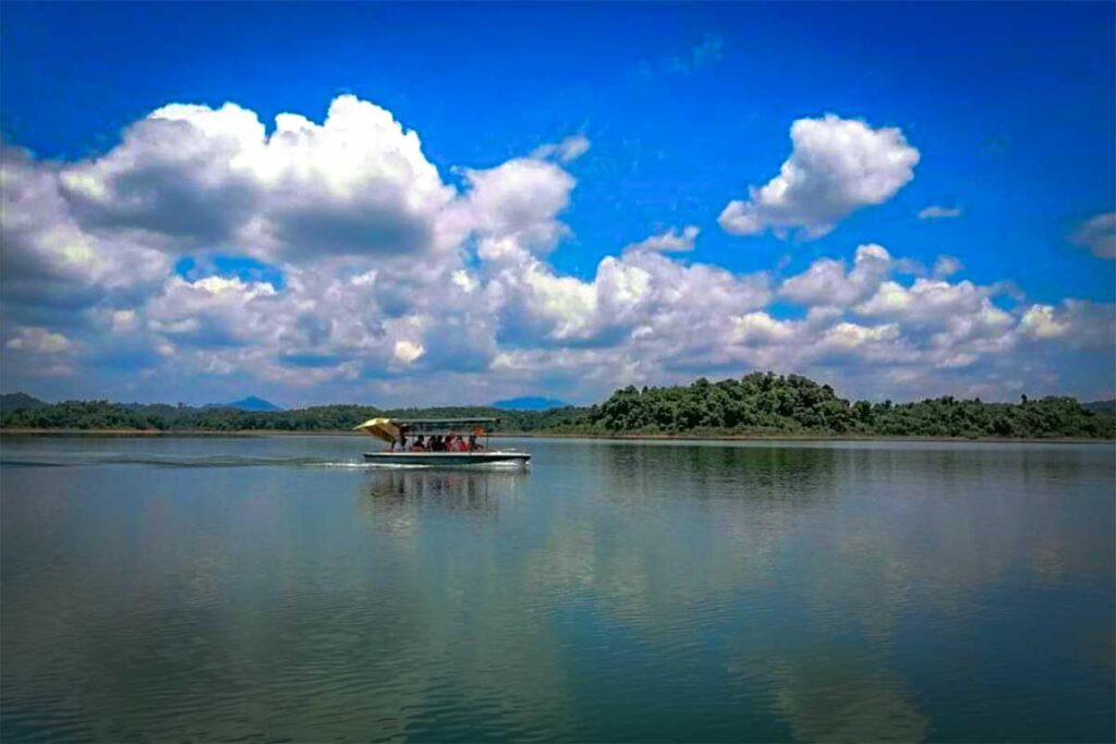 A small speed boat going over the lake of Ben En National Park