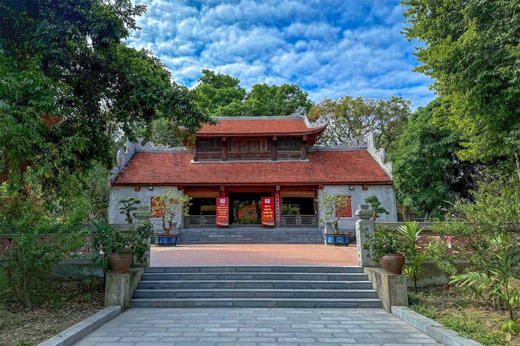 The small temple of Bo Da Pagoda surrounded by trees