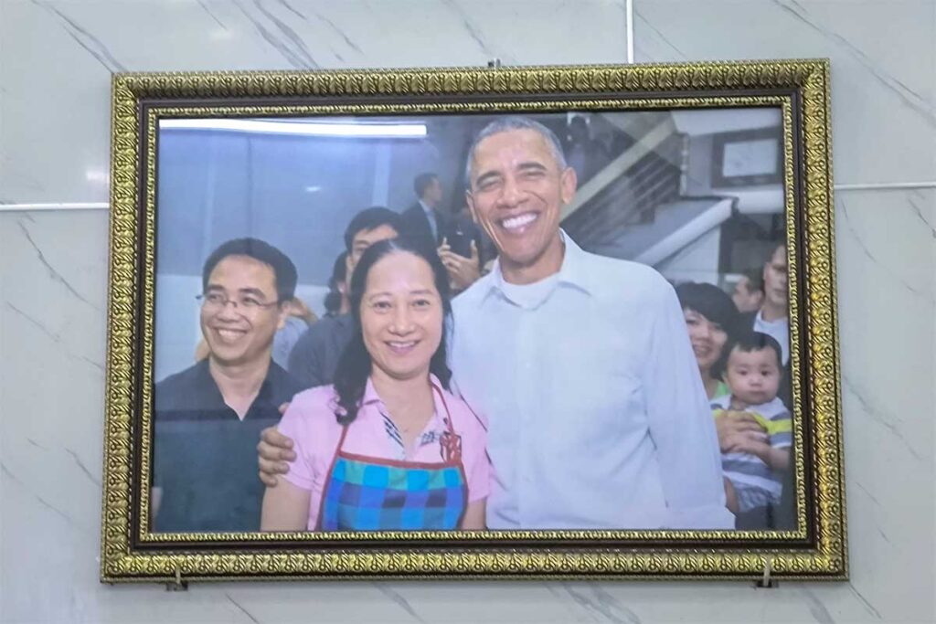 A picture of the owner and Obama at Bun Cha Huong Lien Hanoi