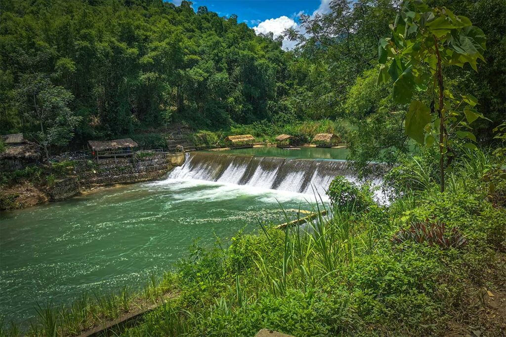A small waterfall along the Cham Stream in Pu Luong