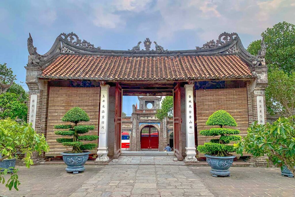 Inner Gates and in the background the outer gates of An Duong Vuong Temple