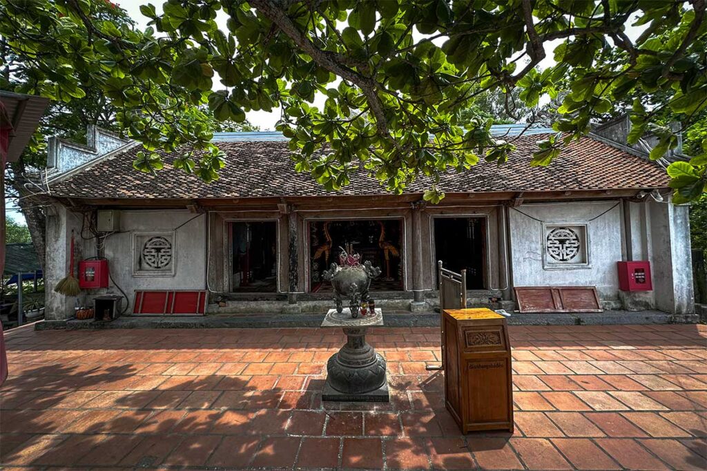 The small and modest Co Tien Temple (Fairy Temple)