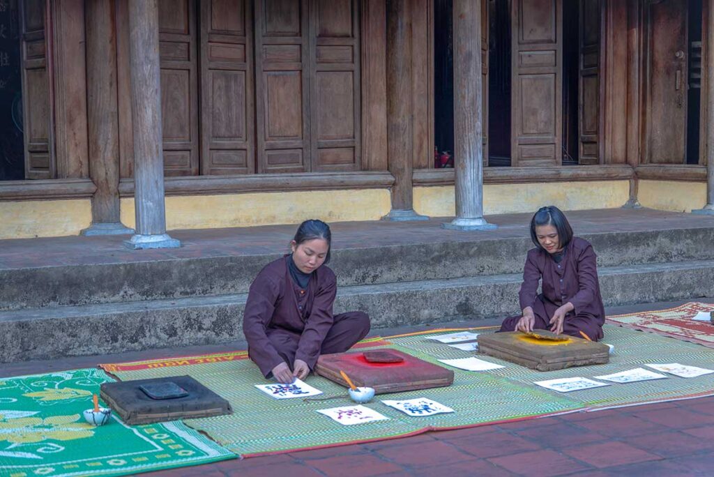 Two people doing a Dong Ho Painting workshop