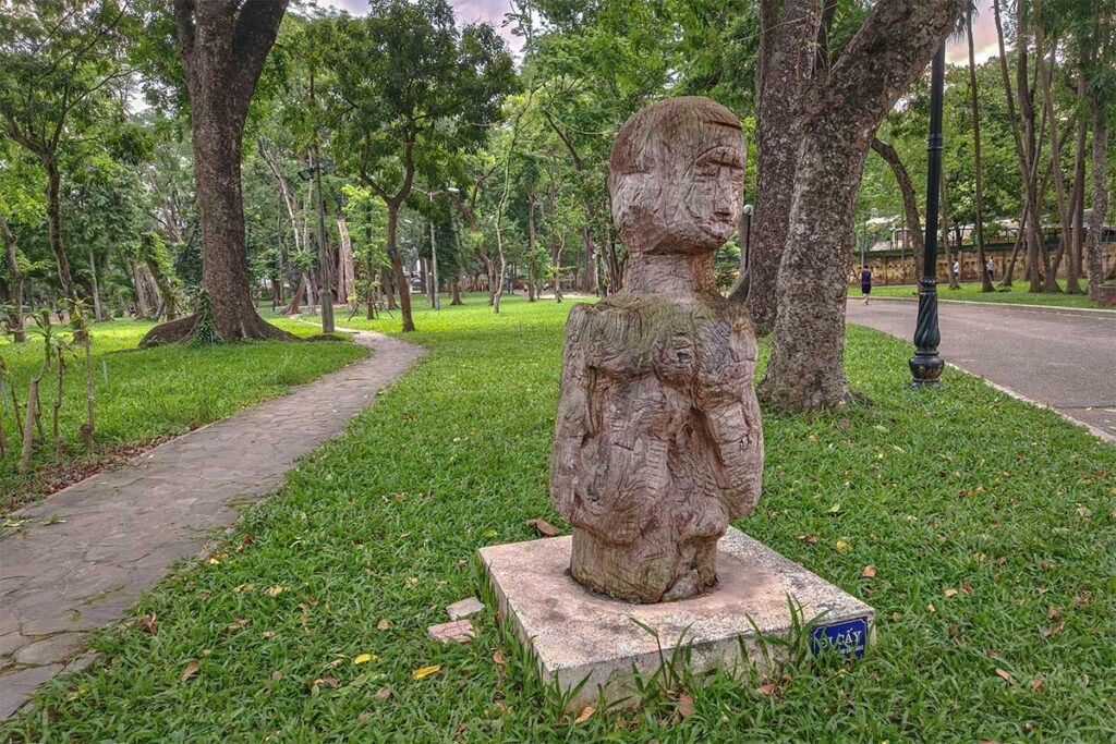 A small statue inside Hanoi Botanical Gardens (Bach Thao Park)
