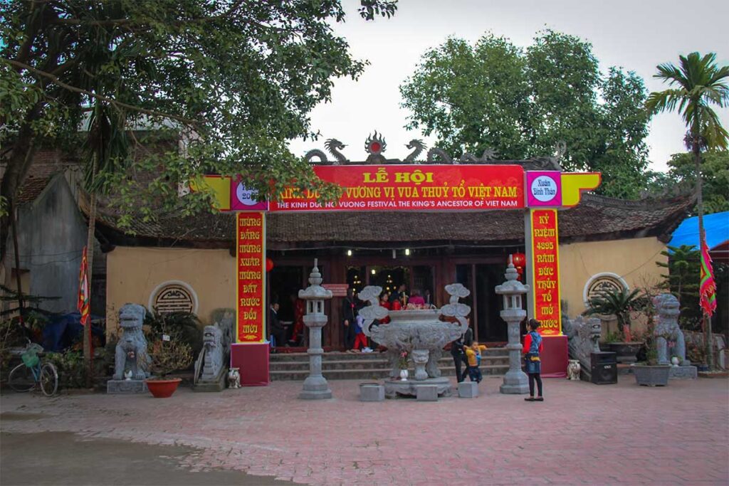 The front of Kinh Duong Vuong Temple