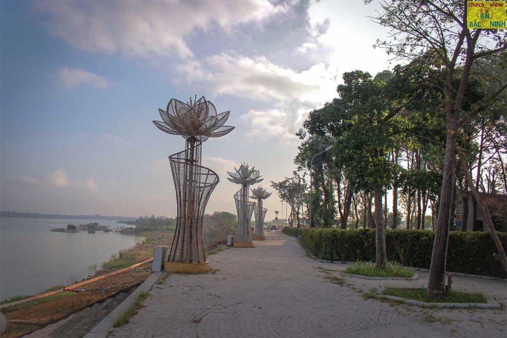 The river seen from Kinh Duong Vuong Tomb