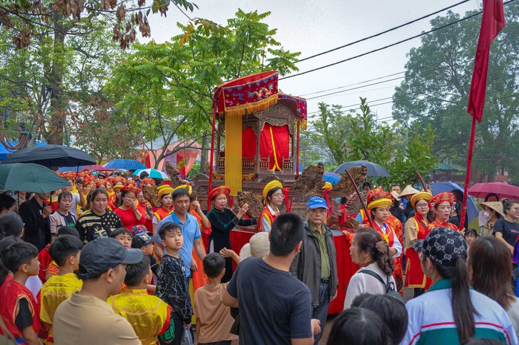 Lots of crowds are watching the parade of Lim Festival in Bac Ninh