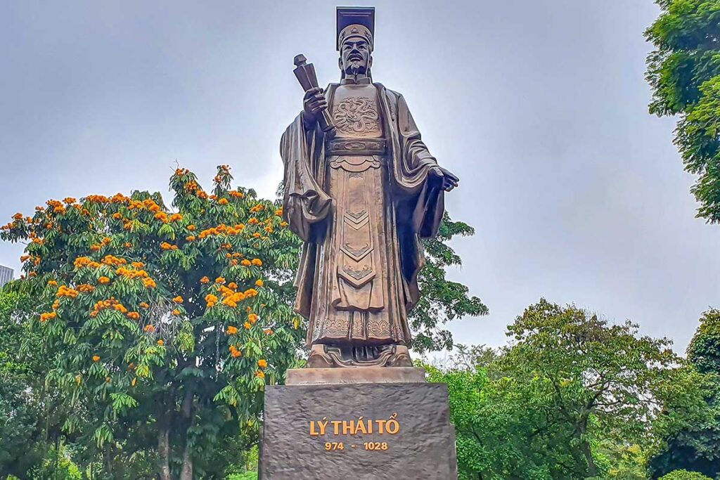 Statue of Ly Thai To in Hanoi park
