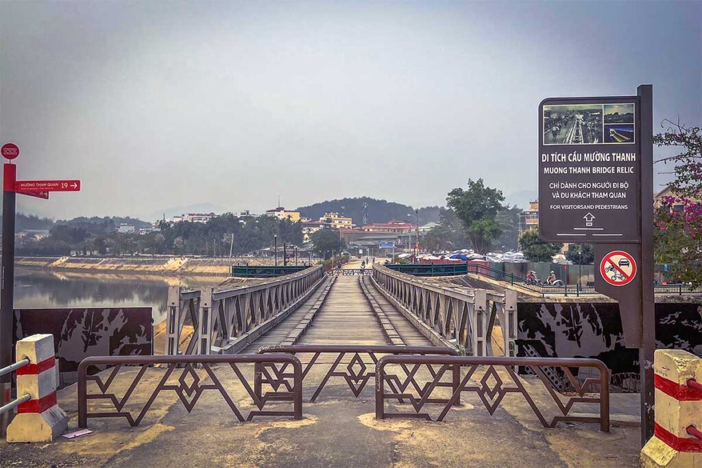 Signs on the beginning of Muong Thanh Bridge that clearly indicate you can only walk there, not allowed for motorbikes and cars
