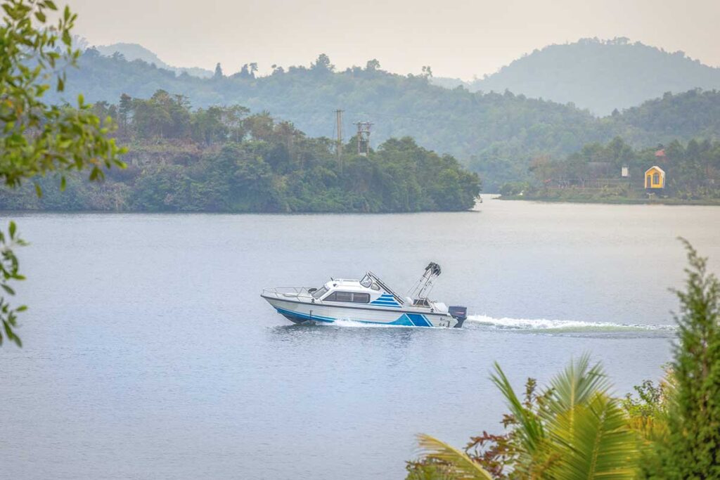 A boat ride of Nui Coc Lake