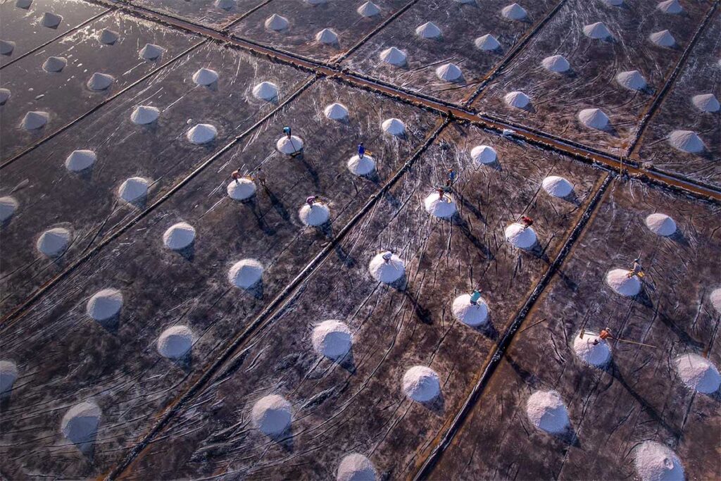 A large area of ​​dozens of salt piles at the Bac Lieu Salt Fields