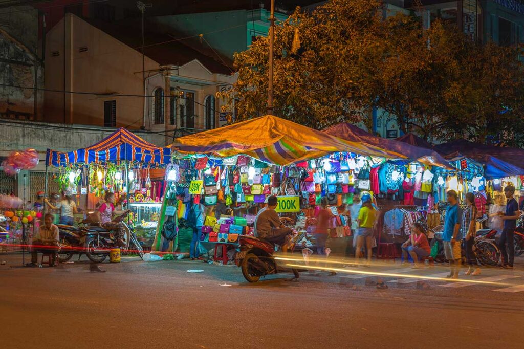 Street stalls selling clothes and souvenirs at the Ninh Kieu Night Market also names the Can Tho Night Market